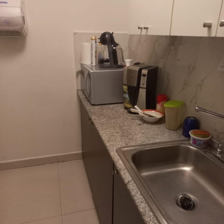 Oficina en San Francisco – El Tornillo, Torre F&f: Piso Alto, 156 m², Alquilada