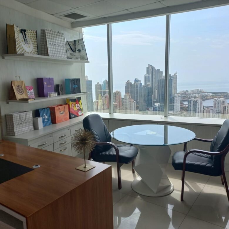 Oficina en San Francisco – El Tornillo, Torre F&f: Piso Alto, 156 m², Alquilada