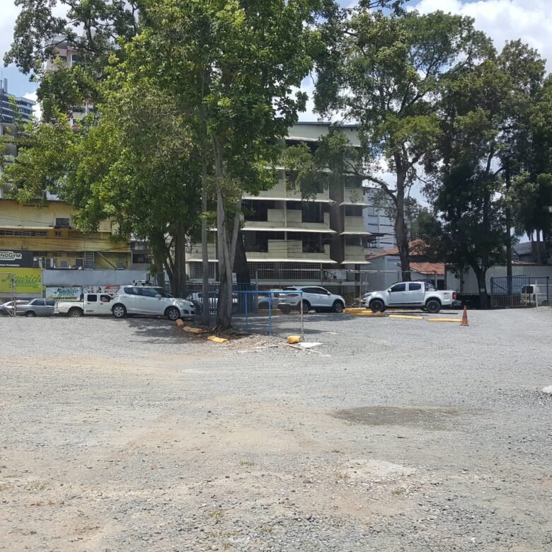Sobre Calle 50: Rm3c2, Terreno en Alquiler, 1080 m², con 26 m Aprox de Frente