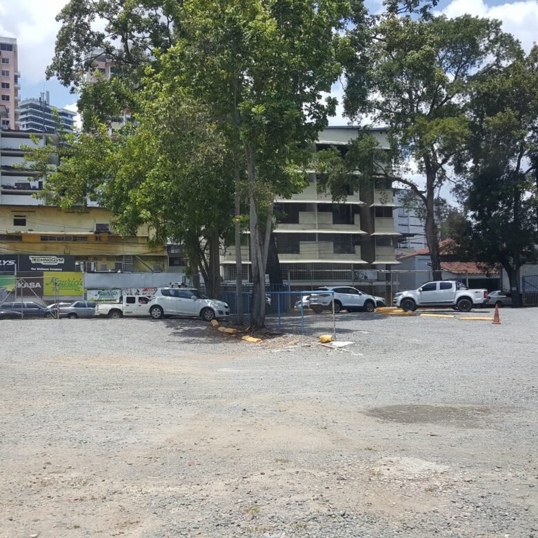 Sobre Calle 50: Rm3c2, Terreno en Alquiler, 1080 m², con 26 m Aprox de Frente