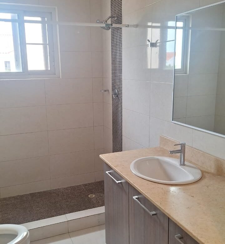 Versalles: Casa en Residencial con Seguridad 24hrs y Area Social