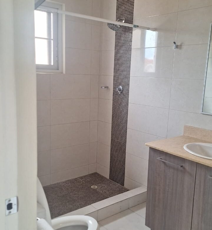 Versalles: Casa en Residencial con Seguridad 24hrs y Area Social