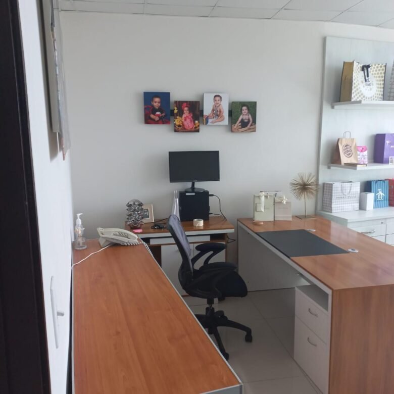 Oficina en San Francisco – El Tornillo, Torre F&f: Piso Alto, 156 m², Alquilada