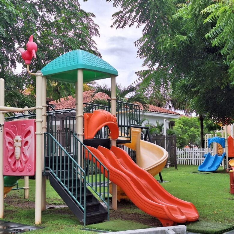 Versalles: Casa en Residencial con Seguridad 24hrs y Area Social