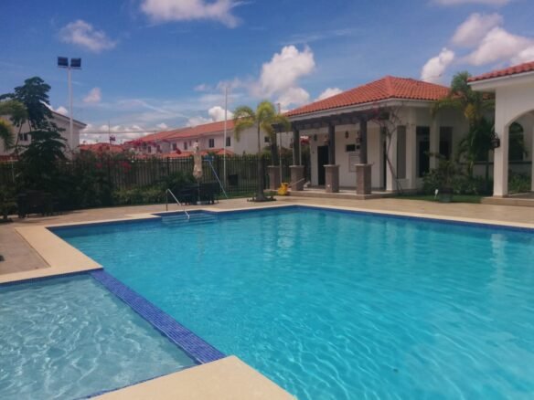 Versalles: Casa en Residencial con Seguridad 24hrs y Area Social