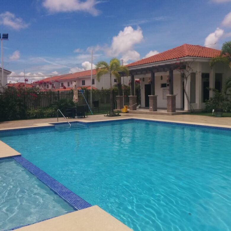 Versalles: Casa en Residencial con Seguridad 24hrs y Area Social