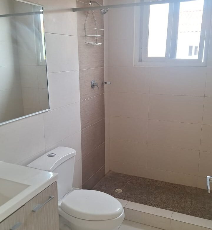Versalles: Casa en Residencial con Seguridad 24hrs y Area Social