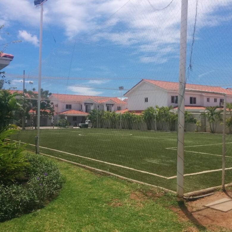 Versalles: Casa en Residencial con Seguridad 24hrs y Area Social