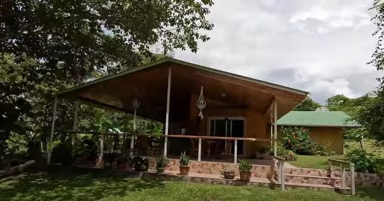 Finca en Playa San Carlos: con 2 Casas, 4.3 Hectáreas (10.585 Acres) de Terreno