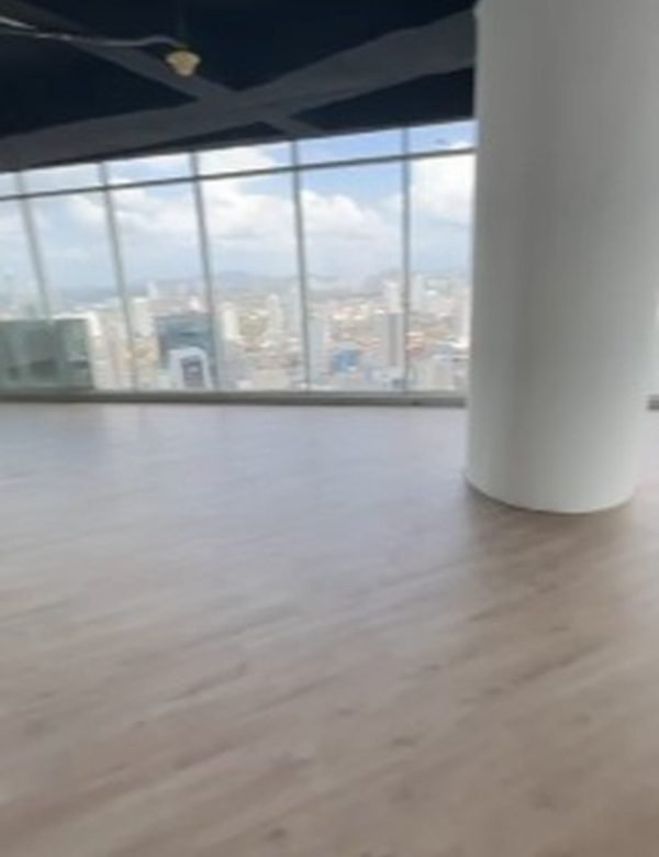 Para Estrenar, Medio Piso de Oficina: Calle 50, Torre Revolution (Tornillo)