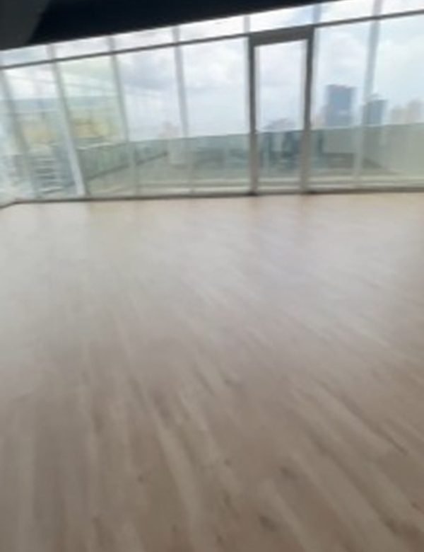 Para Estrenar, Medio Piso de Oficina: Calle 50, Torre Revolution (Tornillo)