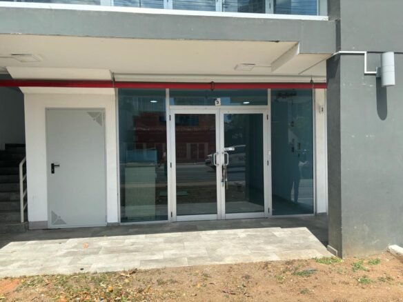 Local Comercial de Via España: Planta Baja, Frente Calle, Permite Restaurante