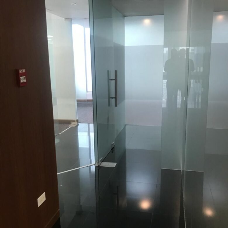 Ocean Business Plaza, Banesco: Area Bancaria, Cl Uruguay, Semi – Amoblada