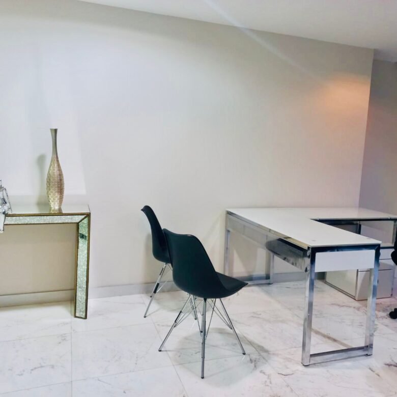 Bella Vista – Parque Urraca: Amoblada, Piso de Marmol, Oficina de 48 m²