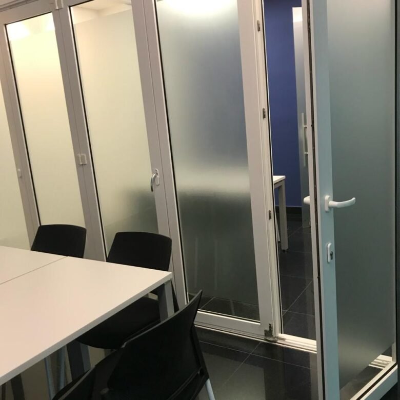 Ocean Business Plaza, Banesco: Area Bancaria, Cl Uruguay, Semi – Amoblada