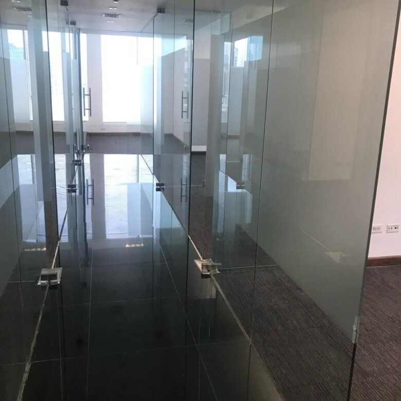 Ocean Business Plaza, Banesco: Area Bancaria, Cl Uruguay, Semi – Amoblada