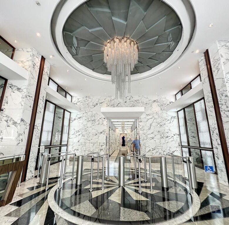 Oficina en San Francisco – El Tornillo, Torre F&f: Piso Alto, 156 m², Alquilada
