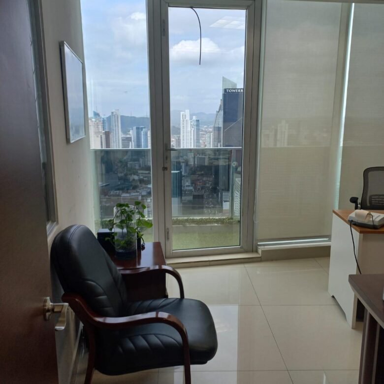 Oficina en San Francisco – El Tornillo, Torre F&f: Piso Alto, 156 m², Alquilada