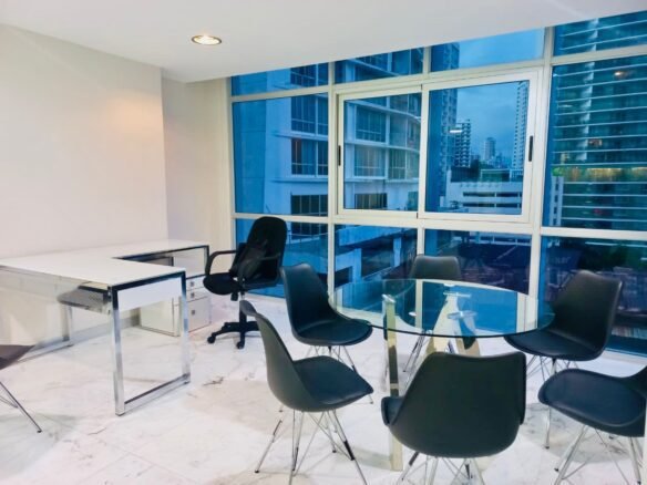 Bella Vista – Parque Urraca: Amoblada, Piso de Marmol, Oficina de 48 m²