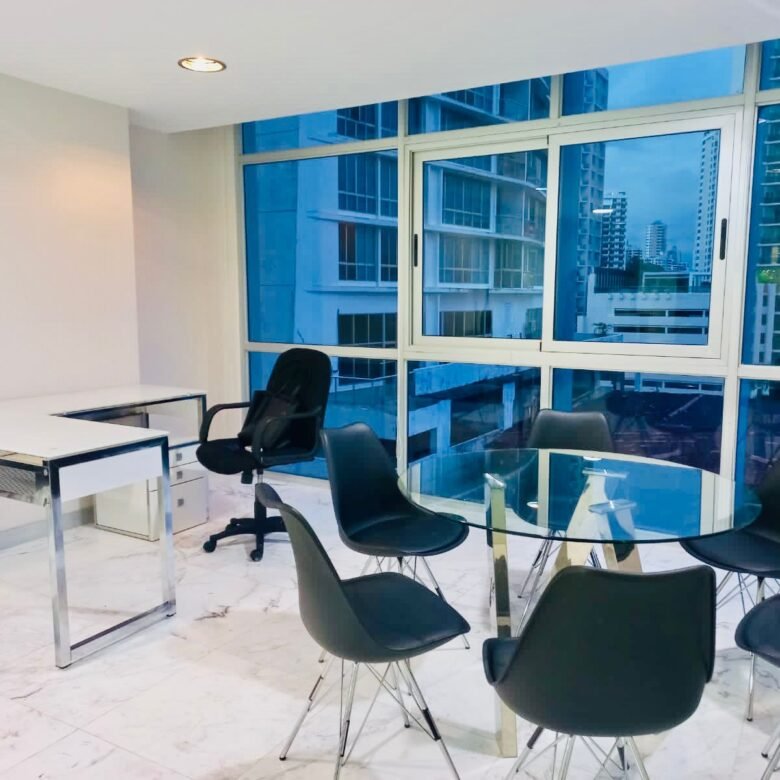 Bella Vista – Parque Urraca: Amoblada, Piso de Marmol, Oficina de 48 m²