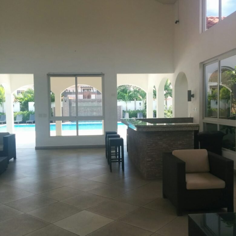 Versalles: Casa en Residencial con Seguridad 24hrs y Area Social