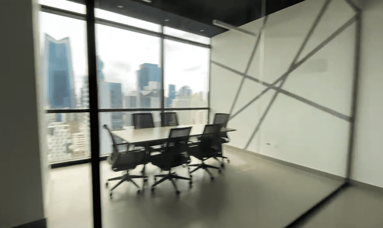 Su Espacio de Oficina en Torre Towerbank, Calle 50: Amoblada, 98 m², con Luz