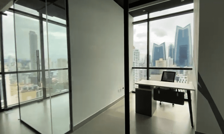Su Espacio de Oficina en Torre Towerbank, Calle 50: Amoblada, 98 m², con Luz