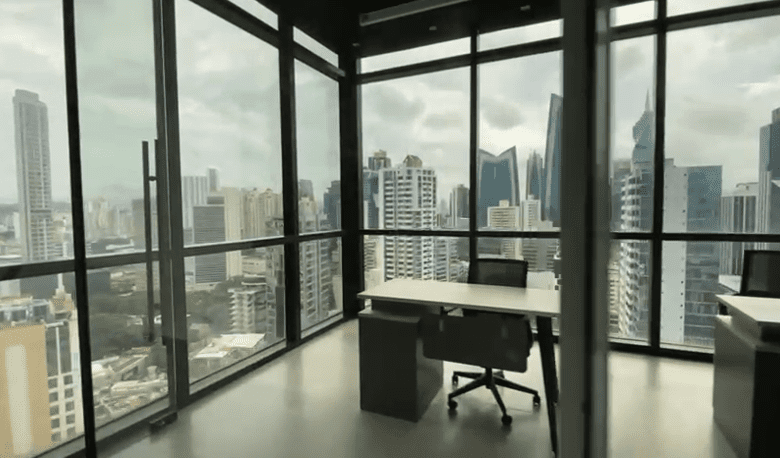 Su Espacio de Oficina en Torre Towerbank, Calle 50: Amoblada, 98 m², con Luz