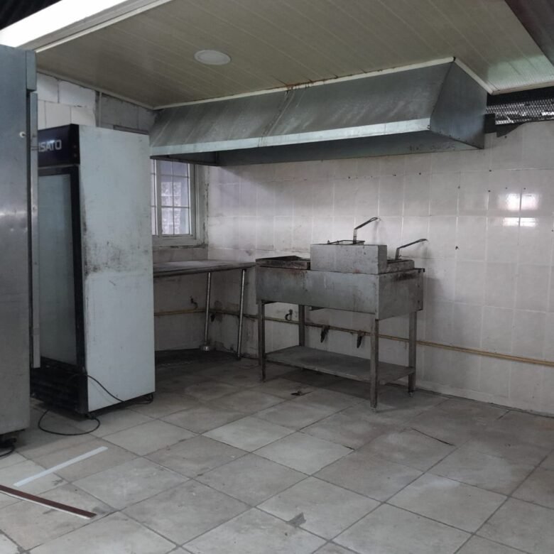 Local Comercial Abierto, Para Restaurante: con Linea de Gas, Terraza, Parkings