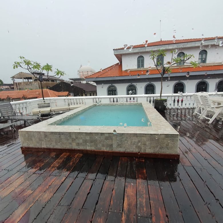 Casco Viejo / Antiguo: 2 Edificios Completos, con Operacion Hotelera