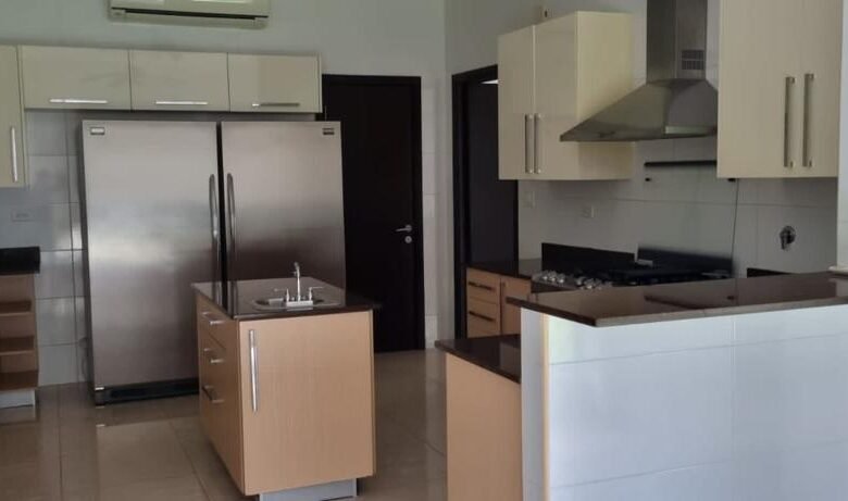 Casa en Clayton, Cerca Ciudad del Saber, Forestal: Senderos de Camino de Cruces