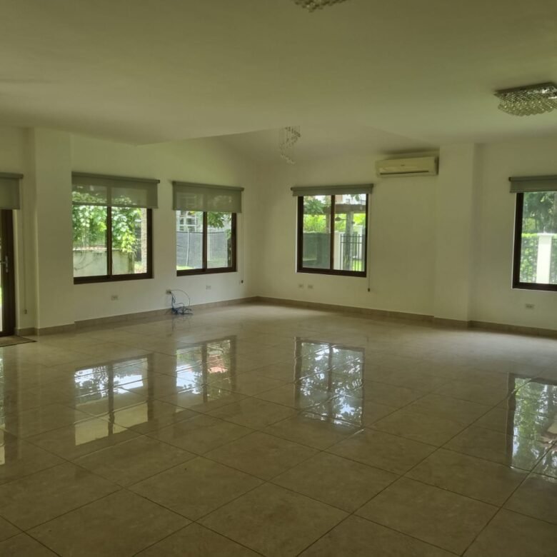 Casa en Clayton, Cerca Ciudad del Saber, Forestal: Senderos de Camino de Cruces