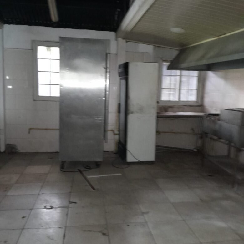 Local Comercial Abierto, Para Restaurante: con Linea de Gas, Terraza, Parkings