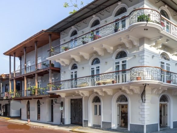 Casco Viejo / Antiguo: 2 Edificios Completos, con Operacion Hotelera