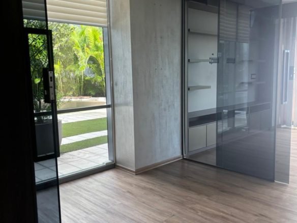 Costa del Este: Amoblada, Diseñada ¡La Oficina Para Usted! con Jardin