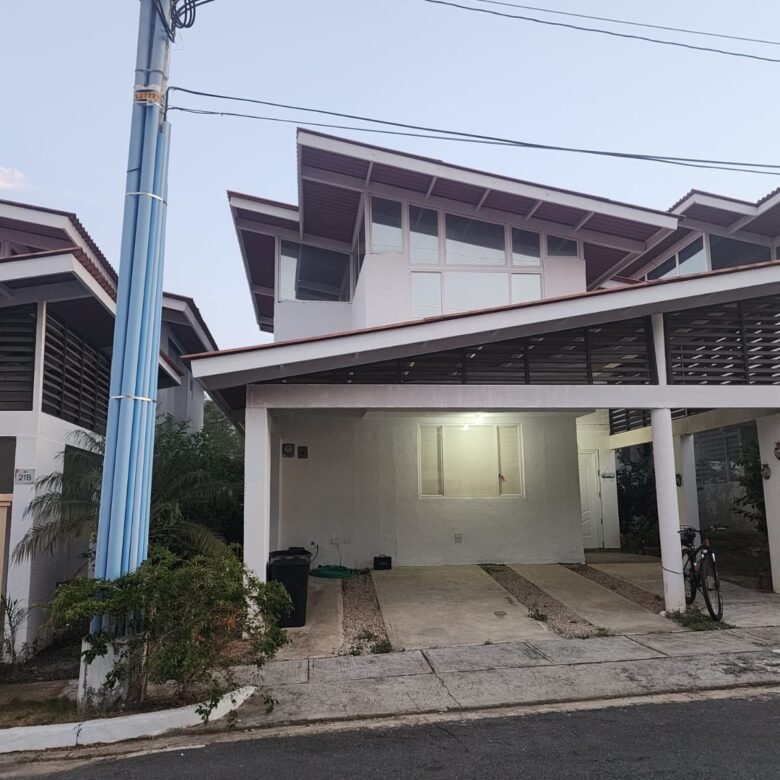 Casa Amoblada de Playa en Residencial Frente Al Mar – Coronado: Paradise Point