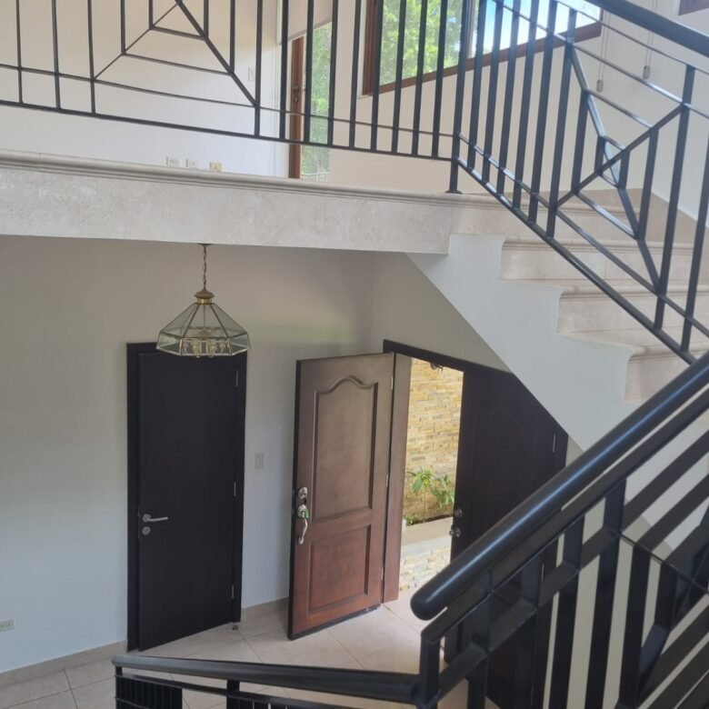 Casa en Clayton, Cerca Ciudad del Saber, Forestal: Senderos de Camino de Cruces