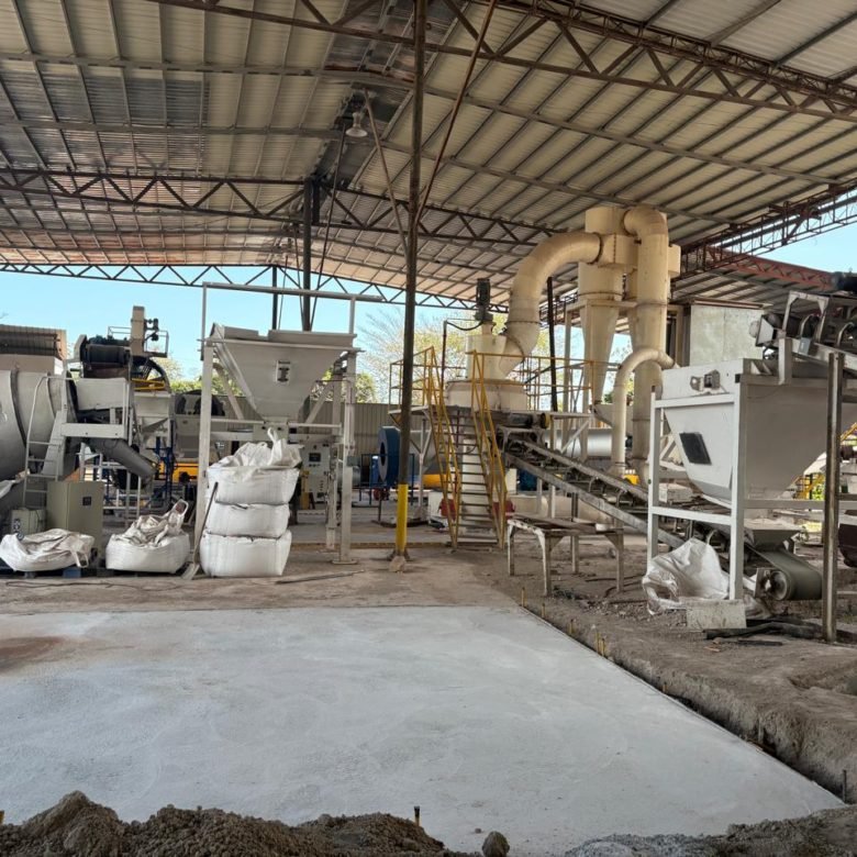 Cercana a Ciudad, Cantera + Planta de Fertilizantes: en Explotacion – Puzolana Blanca, con Contratos