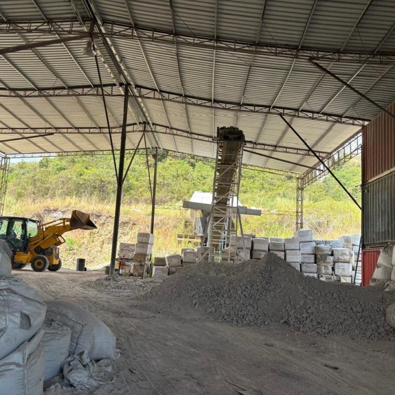 Cercana a Ciudad, Cantera + Planta de Fertilizantes: en Explotacion – Puzolana Blanca, con Contratos