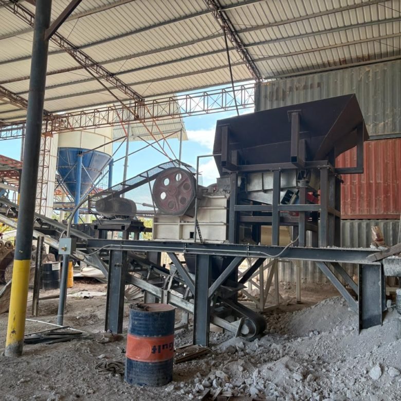 Cercana a Ciudad, Cantera + Planta de Fertilizantes: en Explotacion – Puzolana Blanca, con Contratos