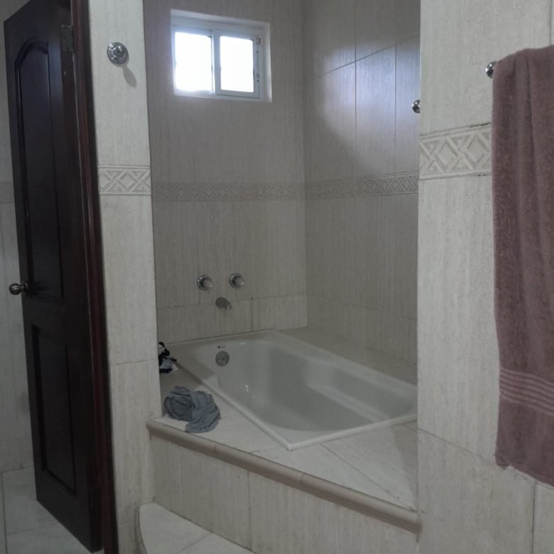 Casa en Llanos de Curundu, Sector del Canal, Area Revertida: Casa de 5 habitaciones, Unifamiliar