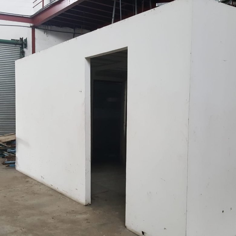 Galera – Bodega: 691 m², Ancon, Parque Industrial, con Oficinas