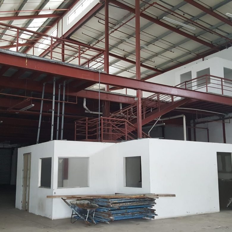 Galera – Bodega: 691 m², Ancon, Parque Industrial, con Oficinas