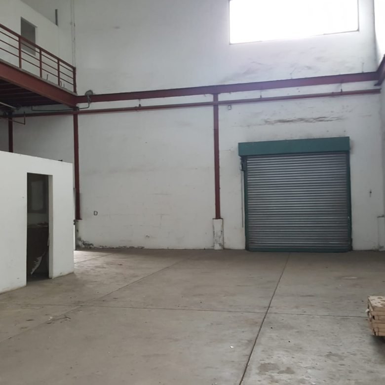 Galera – Bodega: 691 m², Ancon, Parque Industrial, con Oficinas