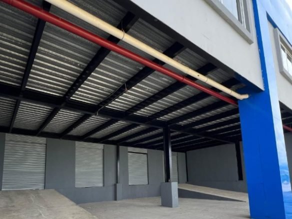 24 de Diciembre: 972 m², con Oficinas, 2 Galeras Pegadas Para Alquiler o Venta
