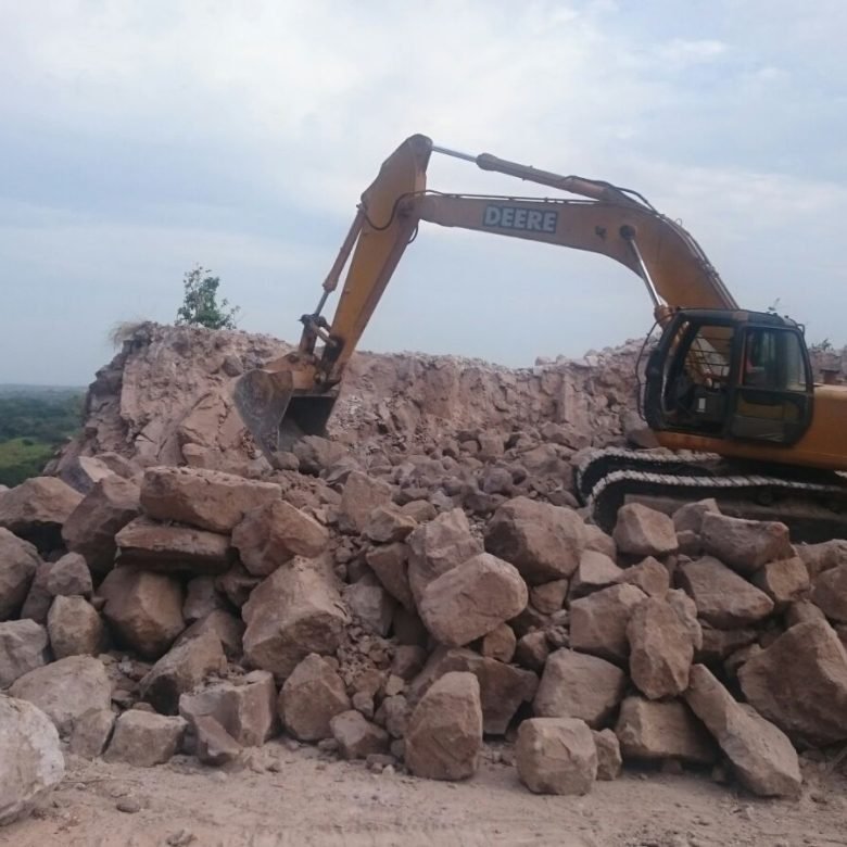 Cercana a Ciudad, Cantera + Planta de Fertilizantes: en Explotacion – Puzolana Blanca, con Contratos