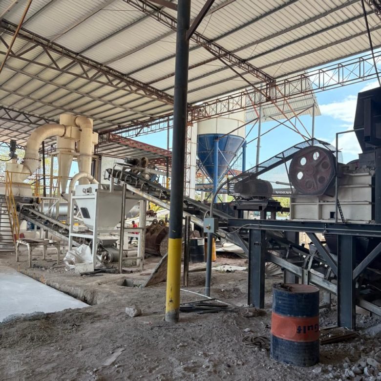 Cercana a Ciudad, Cantera + Planta de Fertilizantes: en Explotacion – Puzolana Blanca, con Contratos