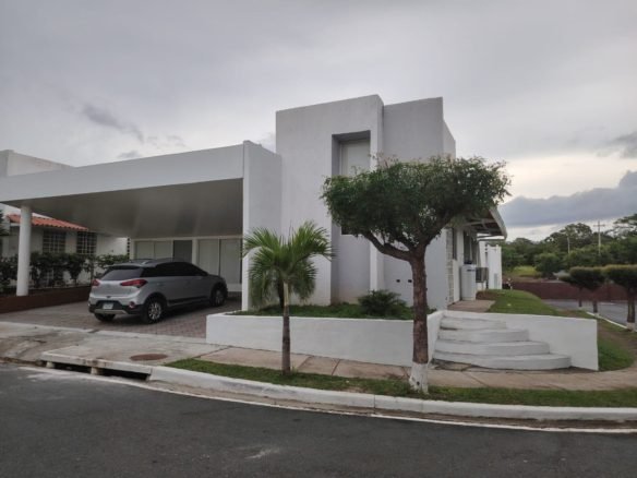 Coronado, Paradise Point: Casa de 3 Habitaciones, Amoblada, un nivel, con Den, Patio