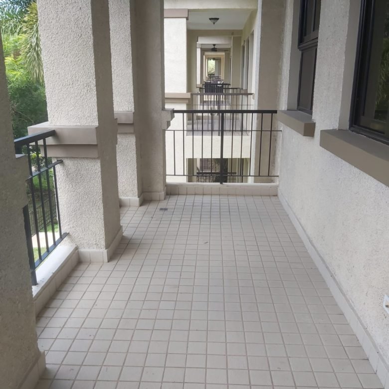Embassy Club – Clayton: Town Home de 3 Recámaras con Patio + Cbe