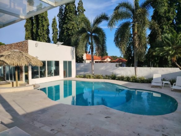 Playa Coronado, Casa con Piscina: Amplia Residencia de 5 Habitaciones, Amoblada